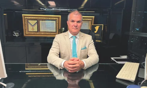 
          Imagem ilustrativa da imagem Ação de golpistas: família de médico faz apelo após prejuízo milionário
          