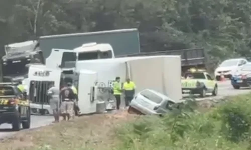 
          Imagem ilustrativa da imagem Acidente deixa cinco pessoas feridas na BR-101
          