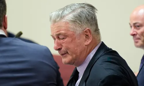 
          Imagem ilustrativa da imagem Alec Baldwin se pronuncia após anulação de julgamento: 'Muitos a agradecer'
          