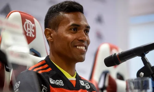 
          Imagem ilustrativa da imagem Alex Sandro faz juras de amor ao Flamengo em apresentação: 'Familiarizado'
          