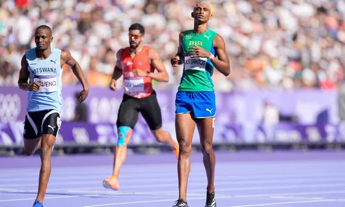 
          Imagem ilustrativa da imagem Alison dos Santos tira o pé, mas avança nos 400m com barreiras em Paris
          