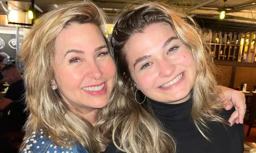 
          Imagem ilustrativa da imagem Andréa Sorvetão celebra chegada da caçula à maioridade: 'De menina a mulher'
          