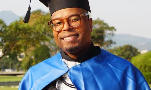 
          Imagem ilustrativa da imagem Aos 49 anos, Buchecha celebra primeira graduação
          