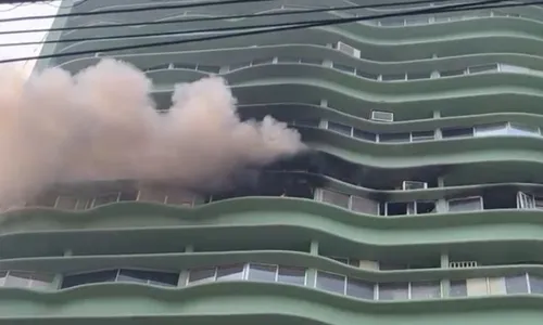 
          Imagem ilustrativa da imagem Apartamento pega fogo no Centro de Vitória
          