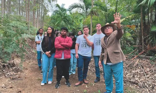 
          Imagem ilustrativa da imagem Aposentado planta mais de 50 mil árvores
          