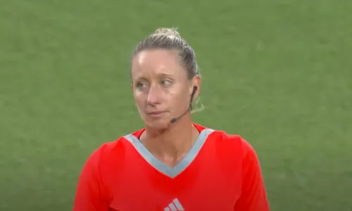 
          Imagem ilustrativa da imagem Árbitra dos 19min de acréscimos bloqueia redes após 'invasão' brasileira
          