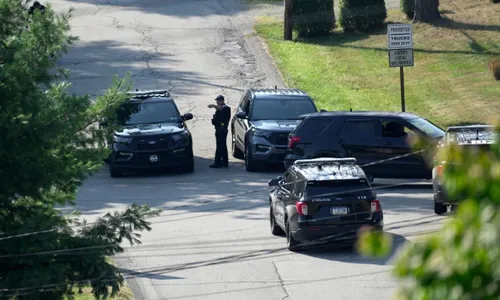 
          Imagem ilustrativa da imagem Atirador que feriu Trump usou fuzil e levava material explosivo no carro
          