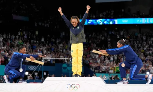 
          Imagem ilustrativa da imagem Biles explica ideia de 'reverência' a Rebeca que gerou foto icônica nas Olimpíadas
          