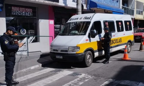 
          Imagem ilustrativa da imagem Blitz autua transporte escolar irregular e retira de circulação dois veículos
          