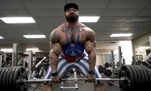 
          Imagem ilustrativa da imagem Bodybuilder conhecido por consumir 16 mil calorias por dia morre aos 36 anos
          