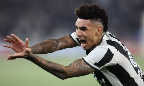 
          Imagem ilustrativa da imagem Botafogo derrota o Fortaleza em jogo elétrico e retoma liderança do Brasileiro
          