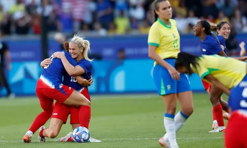 
          Imagem ilustrativa da imagem Brasil cai diante dos EUA de novo e fica com a prata em possível adeus de Marta
          