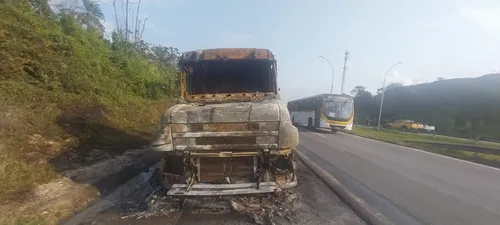 
          Imagem ilustrativa da imagem Caminhão pega fogo na manhã desta quarta na BR-101, no bairro do Ibura, no Recife
          