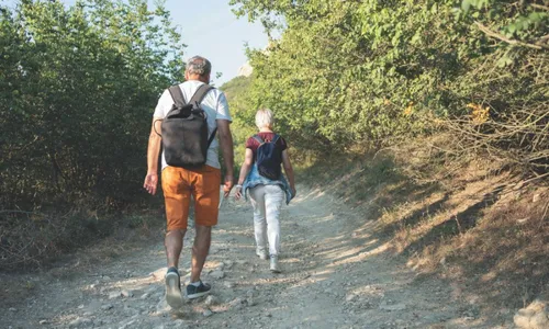 
          Imagem ilustrativa da imagem Caminhar 7.500 passos por dia ajuda a controlar asma
          