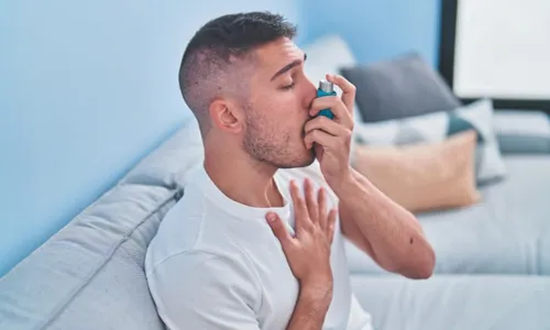 
          Imagem ilustrativa da imagem Caminhar 7.500 passos por dia ajuda a controlar asma
          