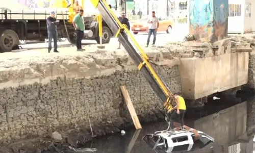 
          Imagem ilustrativa da imagem Caminhonete cai dentro de valão em Vila Velha
          