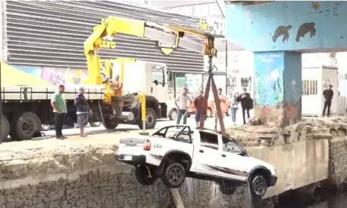 
          Imagem ilustrativa da imagem Caminhonete cai dentro de valão em Vila Velha
          