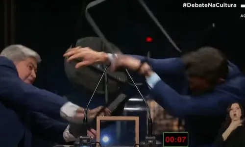 
          Imagem ilustrativa da imagem RedeTV! parafusa cadeiras no chão para novo debate após ataque de Datena a Marçal
          