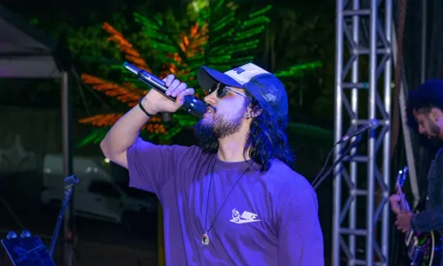 
          Imagem ilustrativa da imagem Cantor capixaba grava clipe com distribuição de cerveja na Orla de Cariacica
          