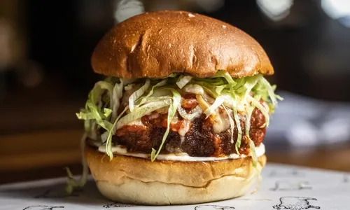 
          Imagem ilustrativa da imagem Cardápio temático e atrações para todos os públicos: novidades das hamburguerias
          