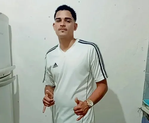 
          Imagem ilustrativa da imagem Ciclista morre após cair em buraco e ser atropelado por caminhão em Olinda
          