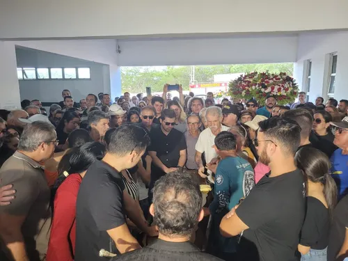 
          Imagem ilustrativa da imagem Corpo do Xilogravurista J.Borges é sepultado em Bezerros
          