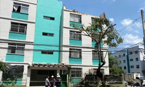 
          Imagem ilustrativa da imagem Parte de estrutura de prédio que rachou em Itapuã é vistoriada pelo Crea
          