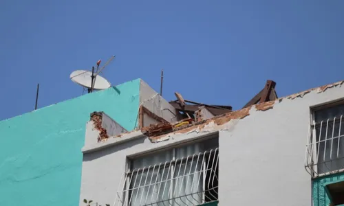 
          Imagem ilustrativa da imagem Parte de estrutura de prédio que rachou em Itapuã é vistoriada pelo Crea
          