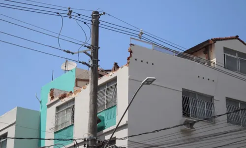 
          Imagem ilustrativa da imagem Parte de estrutura de prédio que rachou em Itapuã é vistoriada pelo Crea
          