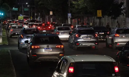 
          Imagem ilustrativa da imagem Dez distrações no carro que aumentam o risco de assaltos
          