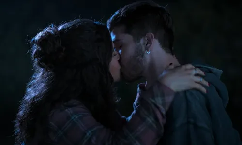 
          Imagem ilustrativa da imagem 'Difícil', diz João Guilherme sobre cena de 'quase sexo' com Maisa
          