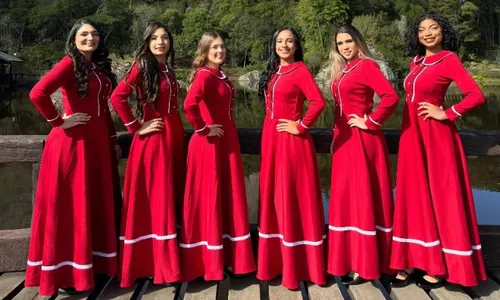 
          Imagem ilustrativa da imagem Disputa por título de rainha nas montanhas
          