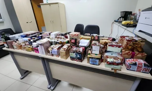 
          Imagem ilustrativa da imagem Distribuidor de perfumes é preso com mais de 100 frascos importados no aeroporto
          