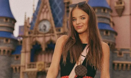 
          Imagem ilustrativa da imagem Docinhos de luxo e vestido princesa: veja como será festa de 15 anos de Rafa Justus
          