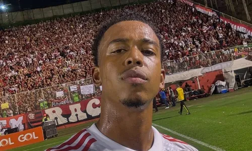 
          Imagem ilustrativa da imagem Dupla sai do banco, tira Flamengo do sufoco e garante triunfo sobre Vitória
          