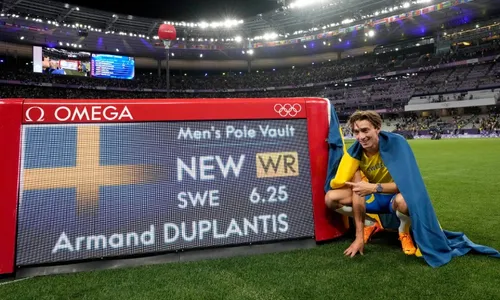 
          Imagem ilustrativa da imagem Duplantis conquista o bicampeonato olímpico no salto com vara
          