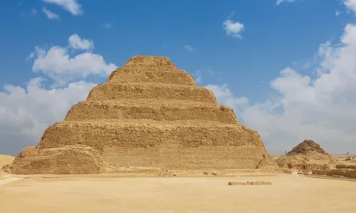 
          Imagem ilustrativa da imagem Egípcios podem ter utilizado espécie de elevador para erguer pirâmide há 4.500 anos
          