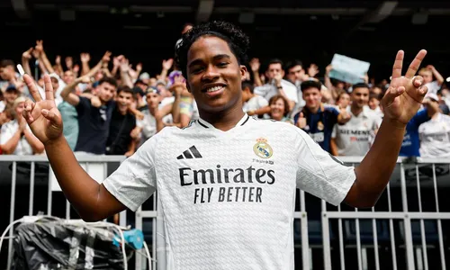 
          Imagem ilustrativa da imagem Endrick é apresentado no Real Madrid com estádio cheio: 'Não esperava tudo isso'
          