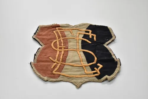 
          Imagem ilustrativa da imagem Escudo do 1º título pernambucano do Santa Cruz encontrado em acervo da Fundaj
          