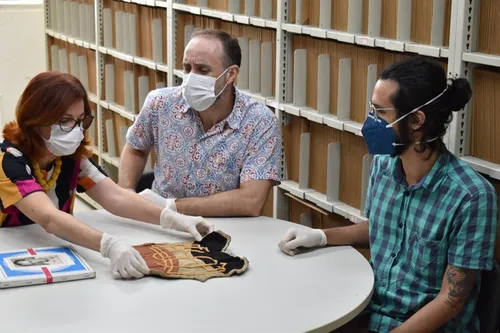 
          Imagem ilustrativa da imagem Escudo do 1º título pernambucano do Santa Cruz encontrado em acervo da Fundaj
          