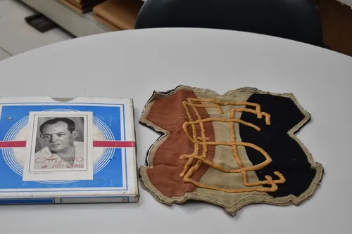 
          Imagem ilustrativa da imagem Escudo do 1º título pernambucano do Santa Cruz encontrado em acervo da Fundaj
          