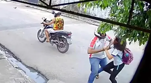 
          Imagem ilustrativa da imagem Estudante reage à tentativa de assalto, briga com bandido e não entrega celular
          