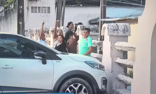 
          Imagem ilustrativa da imagem Fãs se reúnem em frente à Colônia Penal Feminina, onde Deolane está detida
          