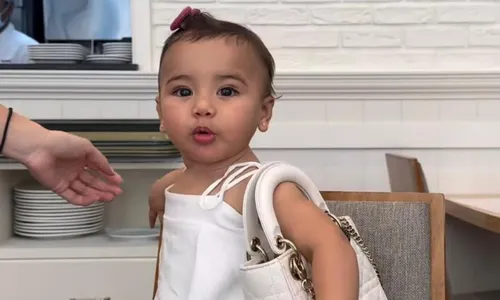 
          Imagem ilustrativa da imagem Filha de Neymar “usa” bolsa de R$ 26 mil
          