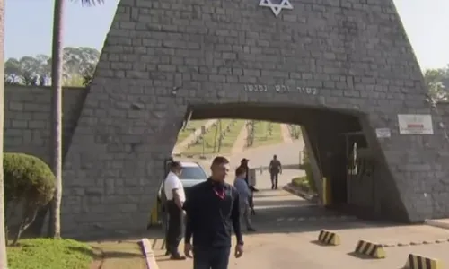 
          Imagem ilustrativa da imagem Filhas de Silvio Santos agradecem e 'deixam corações' após enterro do apresentador
          