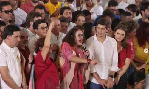 
          Imagem ilustrativa da imagem Frente Popular mostra força: João Campos é confirmado como candidato à reeleição
          