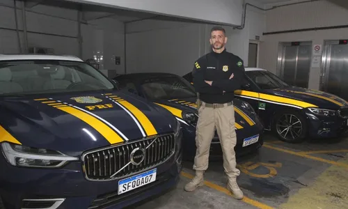 
          Imagem ilustrativa da imagem Fuzileiros e viaturas em desfile militar
          