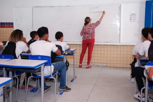 
          Imagem ilustrativa da imagem Governo nomeia mais 250 professores para reforçar rede estadual de ensino
          