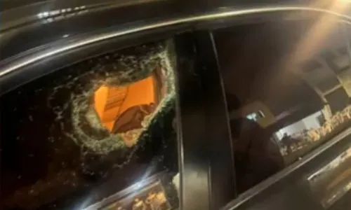 
          Imagem ilustrativa da imagem Homem é preso após arremessar garrafa em carro e ferir motorista em Vila Velha
          