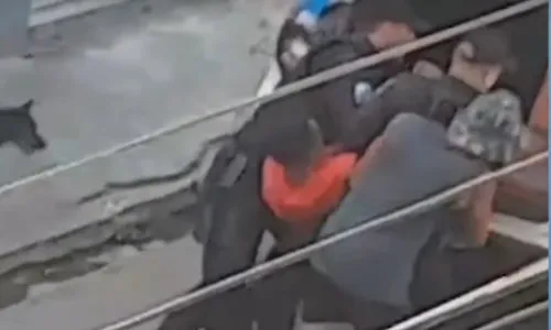 
          Imagem ilustrativa da imagem Homem furta arma do bolso de PM durante prisão de suspeito no RJ
          